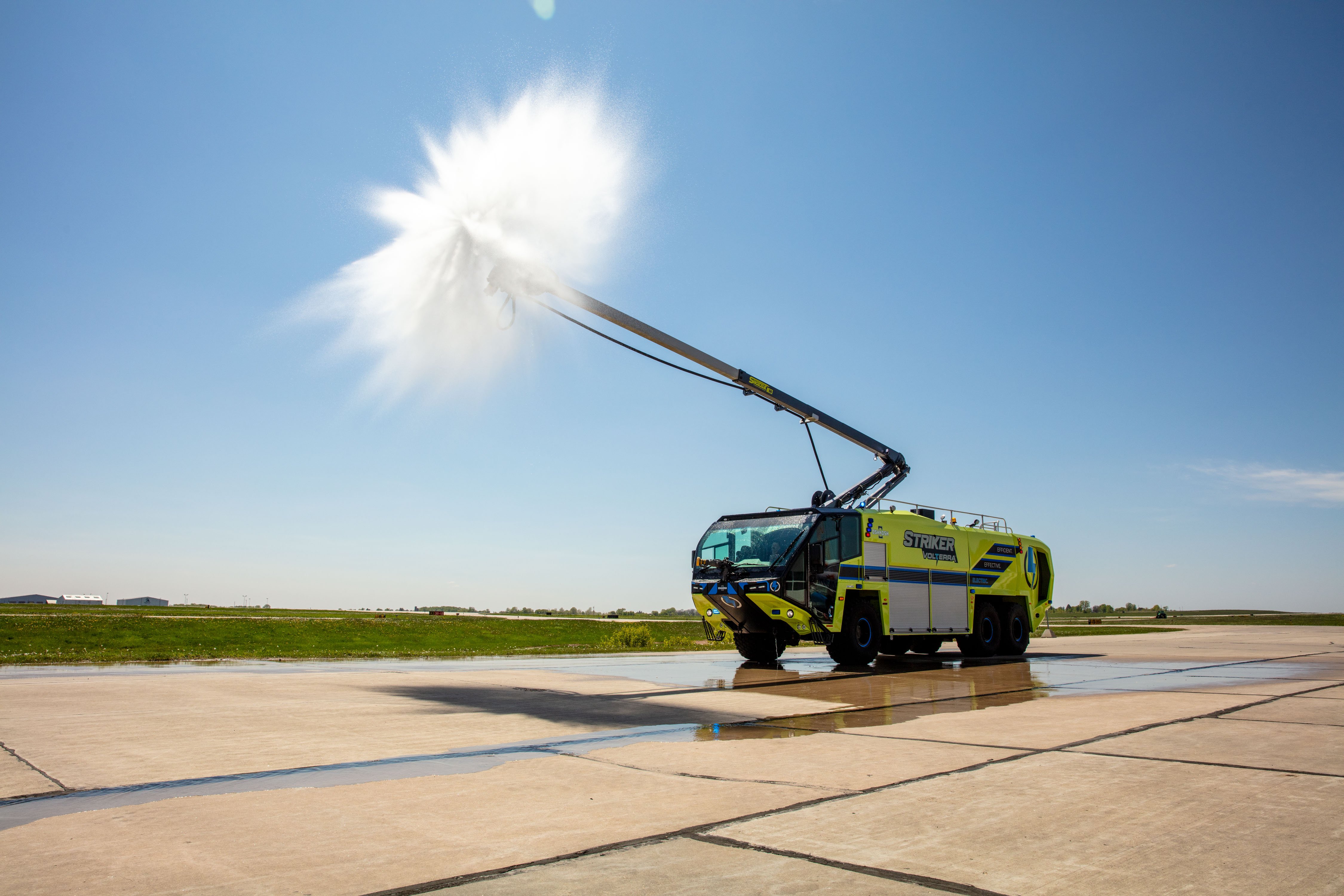 A Striker Volterra Electric ARFF parked outside on a sunny day flowing water from the Snozzle HRET.